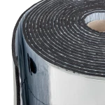 Zbliżenie na strukturę maty izolacyjnej Ks F-Alu, pokazujące gładką warstwę aluminium na czarnej piance.