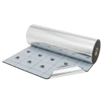 Rozwinięta w poziomie rolka maty prezentująca srebrną powłokę oraz papier zabezpieczający z nadrukiem.