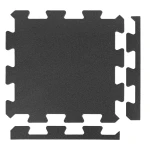Pojedynczy element maty piankowej puzzle z oddzielonymi gładkimi krawędziami wykończeniowymi.