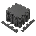Zestaw szarych mat puzzle o łącznej powierzchni 2m2 zaprezentowany pod kątem w rzucie izometrycznym.