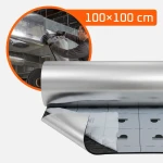 Zbliżenie na warstwy samoprzylepnej pianki kauczukowej z folią metalizowaną i aluminiową, pokazujące jej grubość i budowę.