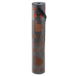 Wysoka, stojąca rolka czarnej wykładziny samoprzylepnej, gotowa do cięcia i montażu.