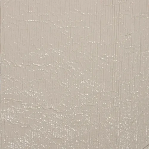 Szczegółowe zbliżenie na chropowatą fakturę jasnobrązowego papieru ochronnego taśmy butylowej.