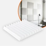 Kwadratowy panel akustyczny z białej melaminy o profilu klina, widok pod kątem.