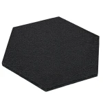 Czarny, poliestrowy panel akustyczny w kształcie heksagonu o grubości 2 cm ukazany w perspektywie.