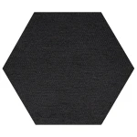 Sześciokątny panel wygłuszający z czarnego poliestru o grubości 40 mm w ujęciu od czoła.