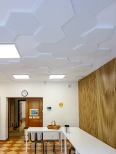 Panel akustyczny poliestrowy w kształcie heksagonów biały 2 i 4 cm  – zdjęcie 5