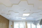Podświetlany sufit modułowy z panelami LED dającymi efekt naturalnego okna dachowego z widokiem na chmury.