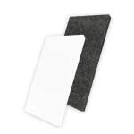 Dwa pionowo ustawione poliestrowe panele akustyczne PET (czarny i biały) o wymiarach 50x100cm i grubości 5cm, pochłaniające dźwięk.
