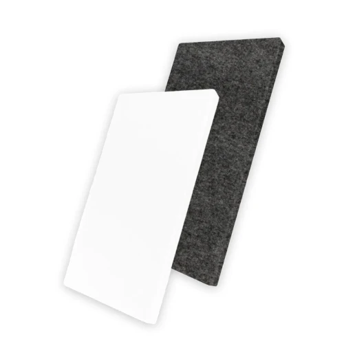 Dwa pionowo ustawione poliestrowe panele akustyczne PET (czarny i biały) o wymiarach 50x100cm i grubości 5cm, pochłaniające dźwięk.