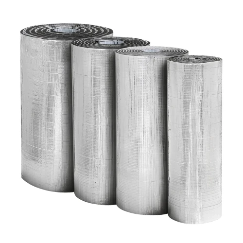 Trzy stojące rolki pianki kauczukowej powlekanej aluminium, stosowanej jako skuteczna paroizolacja.
