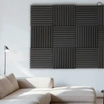 Szara pianka akustyczna Klin 50x50 cm na ścianie za sofą w salonie – panele obrócone naprzemiennie o 90°
