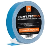 Rolka szerokiej taśmy termoprzewodzącej TPC-25 25 mm z etykietą i odchylonym niebieskim paskiem.