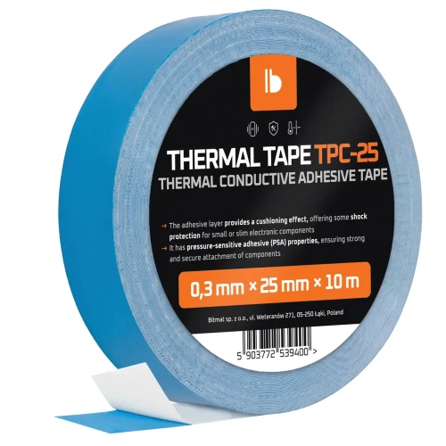 Rolka szerokiej taśmy termoprzewodzącej TPC-25 25 mm z etykietą i odchylonym niebieskim paskiem.