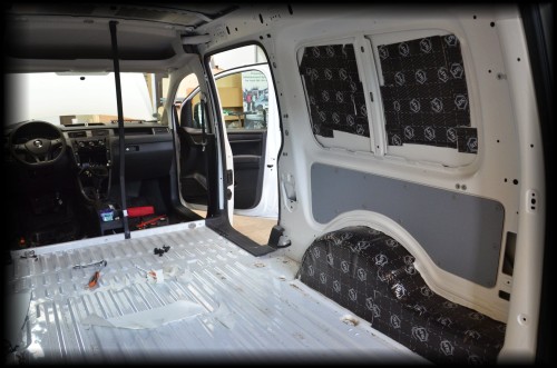 VW Caddy wygluszenie tylnej paki