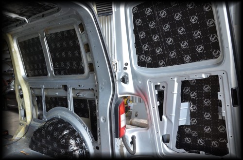 VW T5 mata butlowa na metalowych drzwiach i scianach