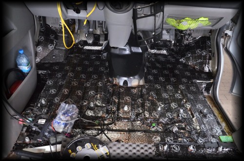 VW T5 mata butylowa na podlodze w szoferce