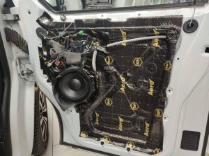 VW T6 Multivan wygłuszenie drzwi – zdjęcie 3