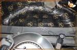 Wewnętrzna strona plastikowego boczku tapicerki drzwi Citroëna SpaceTourer wyklejana materiałami izolacyjnymi Bitmat