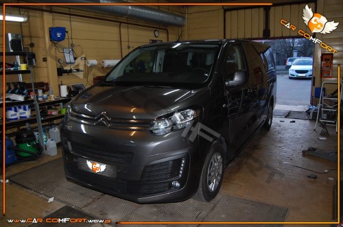 Czarny van Citroën SpaceTourer zaparkowany w warsztacie, przygotowany do kompleksowego wygłuszania