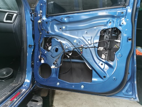 Ford Ranger Raptor podczas wygłuszania drzwi przy użyciu pianki Bitmat K9s