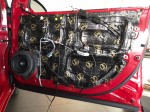Szczegółowe ujęcie wyklejania płaszczyzn drzwiowych w czerwonej Hondzie Civic przy użyciu materiałów marki Bitmat