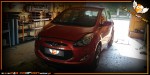 Czerwony Hyundai i10 w warsztacie przygotowany do profesjonalnego procesu wyciszenia ściany grodziowej materiałami Bitmat