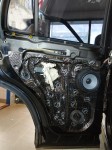Zewnętrzna warstwa konstrukcji drzwi w modelu Land Rover usztywniona profesjonalną matą wyciszającą Bitmat