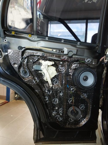 Zewnętrzna warstwa konstrukcji drzwi w modelu Land Rover usztywniona profesjonalną matą wyciszającą Bitmat