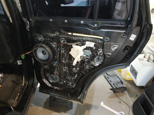 Całkowicie wyciszone drzwi w samochodzie Land Rover przygotowane do montażu tapicerki dzięki produktom Bitmat