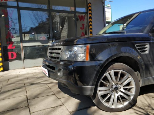 Zdjęcie 1 (plik drzwi.jpg): Czarny Land Rover przed warsztatem przygotowany do profesjonalnego procesu wyciszenia drzwi materiałami marki Bitmat