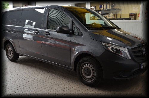 Czarny samochód dostawczy Mercedes Vito zaparkowany na zewnątrz przygotowany do profesjonalnego wygłuszenia materiałami Bitmat