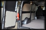 Wewnętrzne nadkole i przestrzeń ładunkowa w Mercedes Vito w trakcie wyklejania antyrezonansową matą alubutylową Bitmat