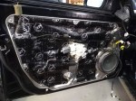 Wewnętrzna konstrukcja drzwi w Mercedesie C klasa W204 precyzyjnie wyklejona antyrezonansową matą alubutylową marki Bitmat