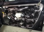 Kompleksowo wygłuszone drzwi boczne w modelu Mercedes W204 przy użyciu profesjonalnej maty wyciszającej Bitmat