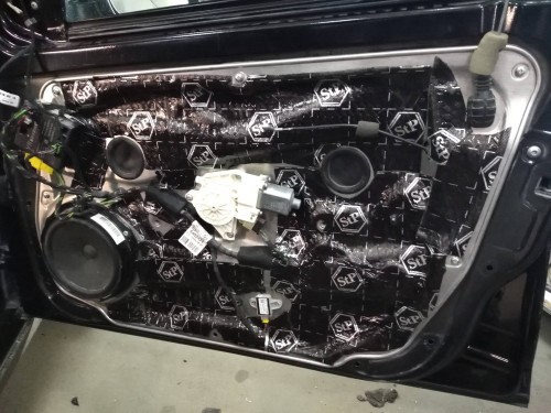 Kompleksowo wygłuszone drzwi boczne w modelu Mercedes W204 przy użyciu profesjonalnej maty wyciszającej Bitmat