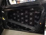 Zbliżenie na staranną aplikację maty wygłuszającej Bitmat na panelu drzwiowym Mercedesa klasy C W204