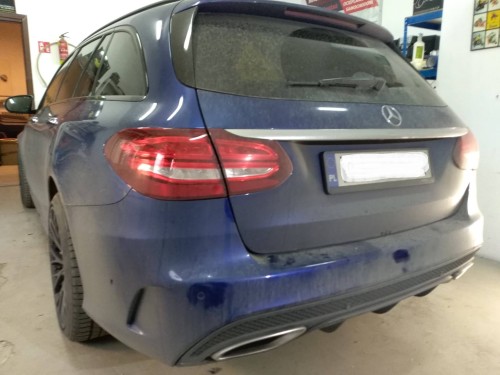 Niebieski Mercedes W205 kombi w warsztacie przygotowany do profesjonalnego wyciszenia bagażnika materiałami Bitmat