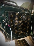 Szczegółowe wygłuszenie tapicerki drzwiowej w Mini Cooper za pomocą pochłaniającej dźwięk pianki Bitmat