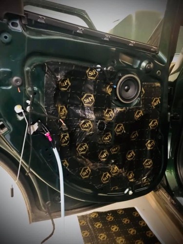 Szczegółowe wygłuszenie tapicerki drzwiowej w Mini Cooper za pomocą pochłaniającej dźwięk pianki Bitmat