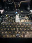 Podłoga kabiny Mini Cooper starannie pokryta pierwszą warstwą izolacji w postaci maty marki Bitmat