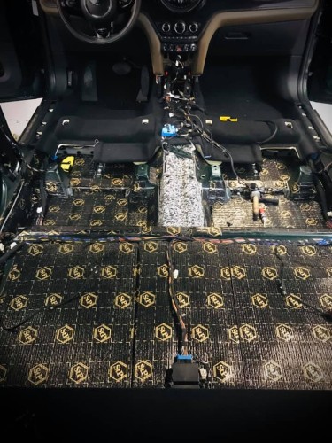 Podłoga kabiny Mini Cooper starannie pokryta pierwszą warstwą izolacji w postaci maty marki Bitmat