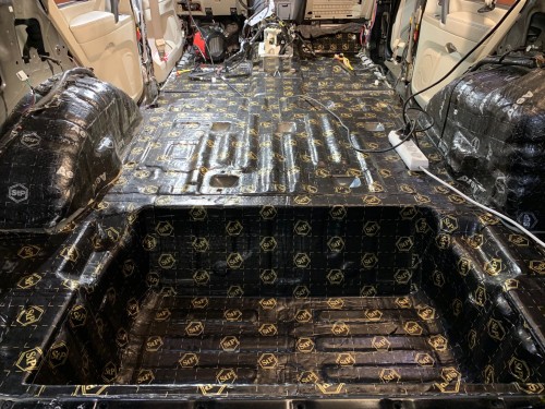 Podłoga i tunel środkowy szczelnie zabezpieczone matą wygłuszającą Bitmat redukującą wibracje
