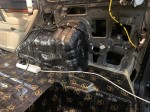 Przestrzeń bagażnika przygotowana i wyklejona warstwą izolacyjną z maty butylowej Bitmat