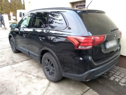 Czarny SUV Mitsubishi Outlander zaparkowany na zewnątrz, przygotowany do profesjonalnego wyciszenia drzwi materiałami Bitmat
