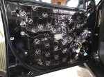 Wewnętrzna konstrukcja drzwi w Mitsubishi Outlander precyzyjnie wyklejona antyrezonansową matą alubutylową marki Bitmat