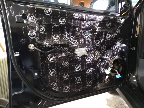 Wewnętrzna konstrukcja drzwi w Mitsubishi Outlander precyzyjnie wyklejona antyrezonansową matą alubutylową marki Bitmat