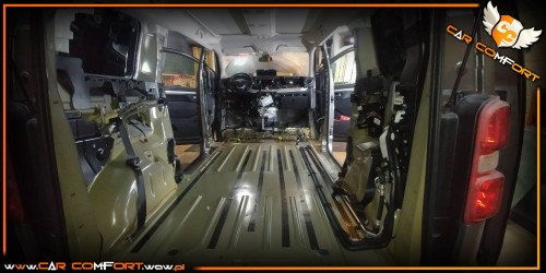 Rozebrane wnętrze kabiny Peugeot Traveller przygotowane do profesjonalnego wygłuszania produktami Bitmat