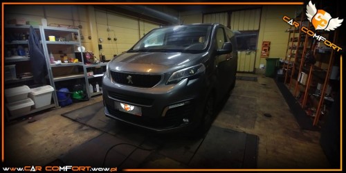 Ciemny Peugeot Traveller w warsztacie, przygotowany do kompleksowego wyciszenia wnętrza materiałami marki Bitmat