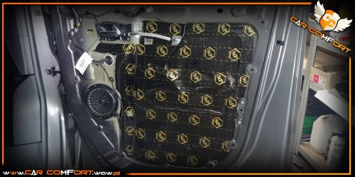 Wewnętrzna konstrukcja drzwi w Peugeot Traveller precyzyjnie wyklejona antyrezonansową matą alubutylową Bitmat